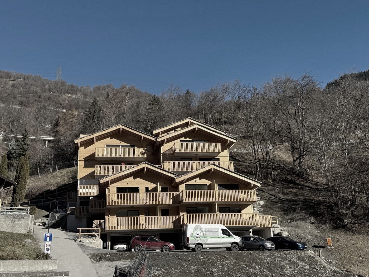 La residenza del Cotterg consegnata da Smartimmo nel 2021: facciate e balconi in legno, volumi scaglionati nel pendio, a pochi minuti da Le Châble.