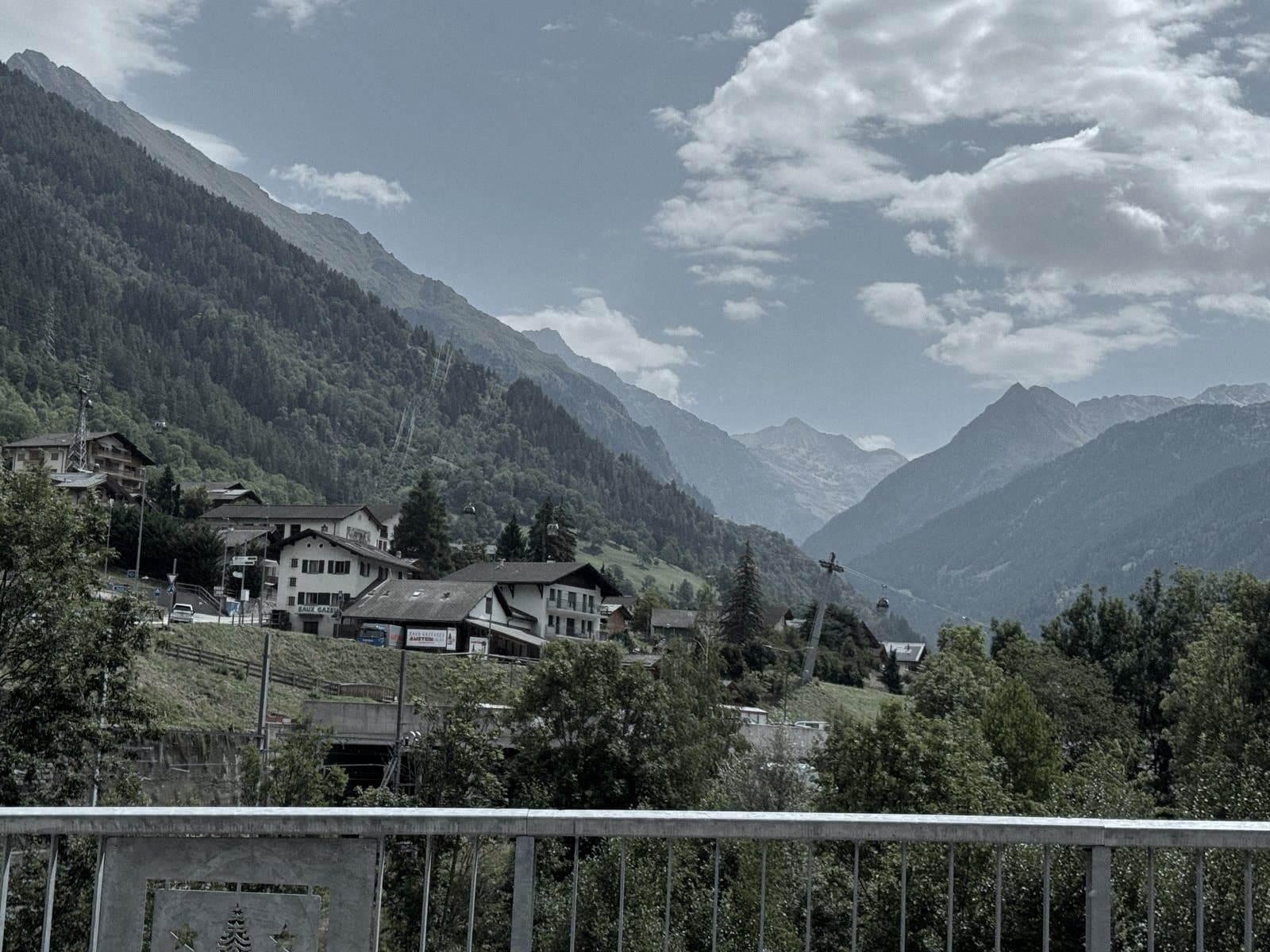 Le fond du val de Bagnes depuis le pont sur la Dranse, la ligne des sommets fermant l'horizon.
