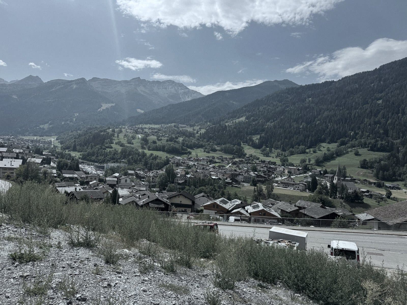 I tetti di Le Châble, il campanile e il fondo della Val de Bagnes visti dalla parte alta del villaggio.
